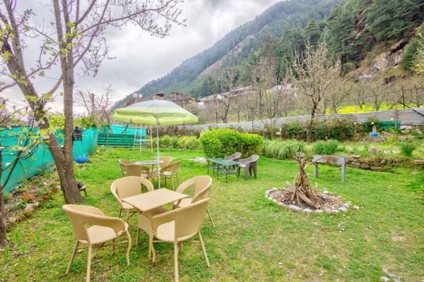 Bonfire & Garden Area by top resorts in manali