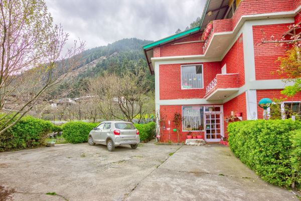 Ample Parking by top resorts in manali