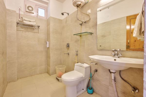 Modern Washrooms by top resorts in manali